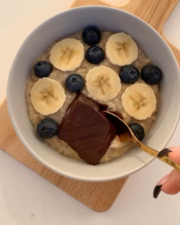 Vegan Oatmeal with Banana and Chocolate