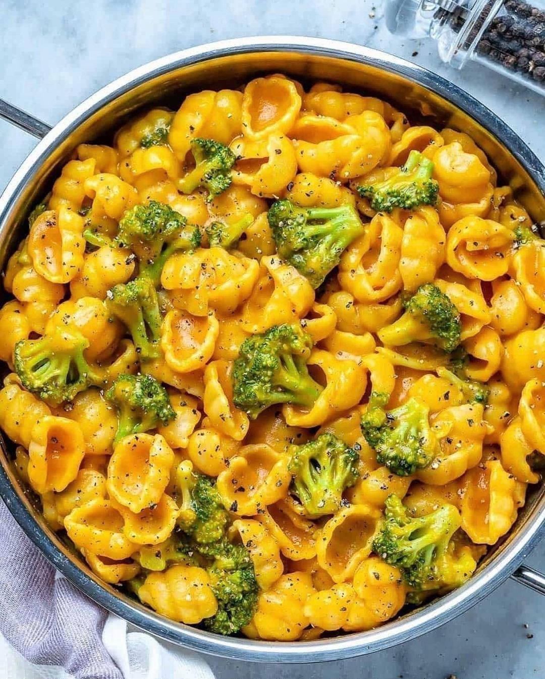 Creamy Vegan Mac’n’cheese with Steamed Broccoli