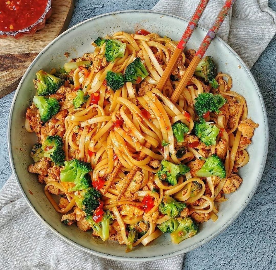 Stir Fry Noodles with Tofu and Broccoli ⠀