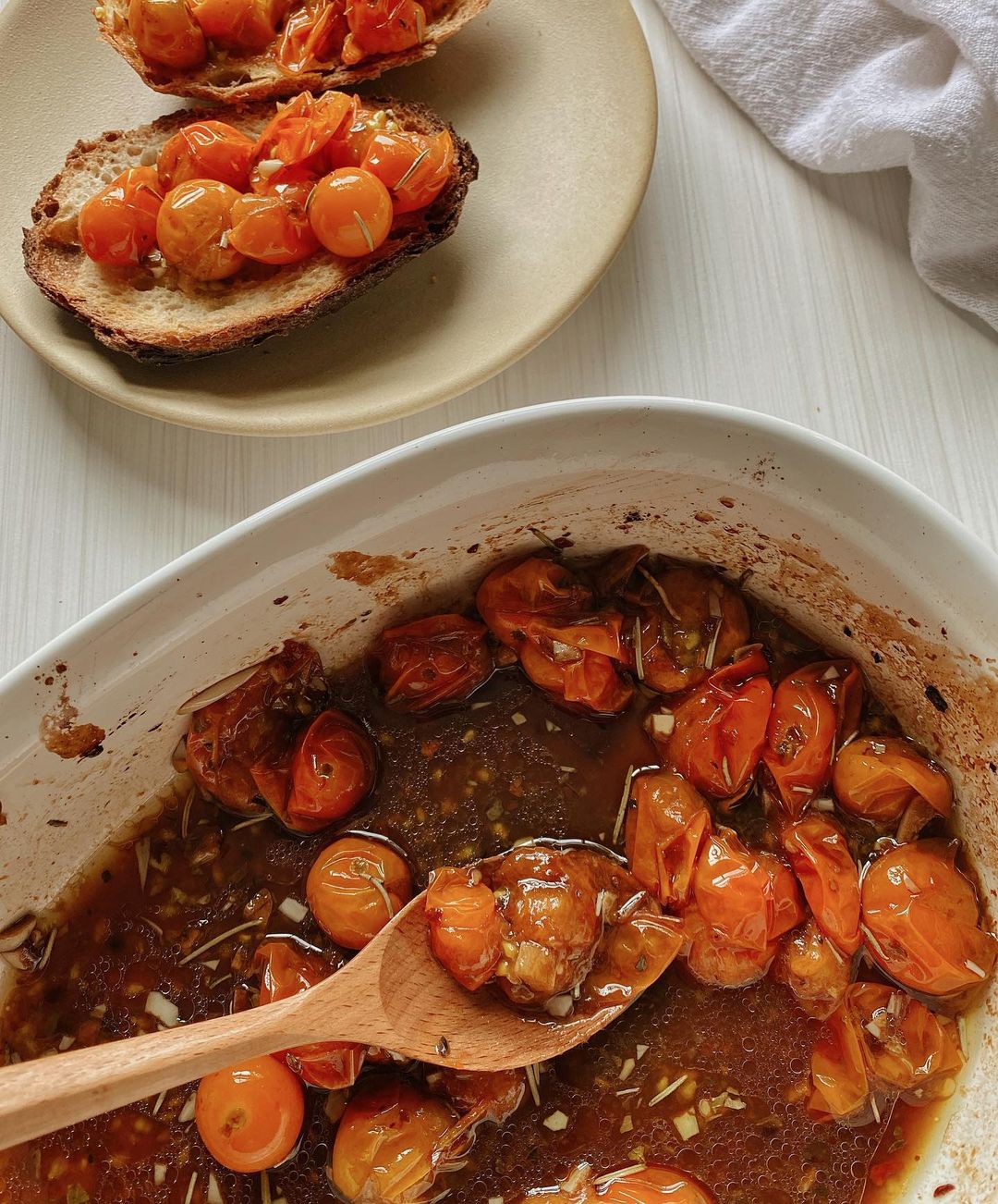 Tomates on top of toaastes bread