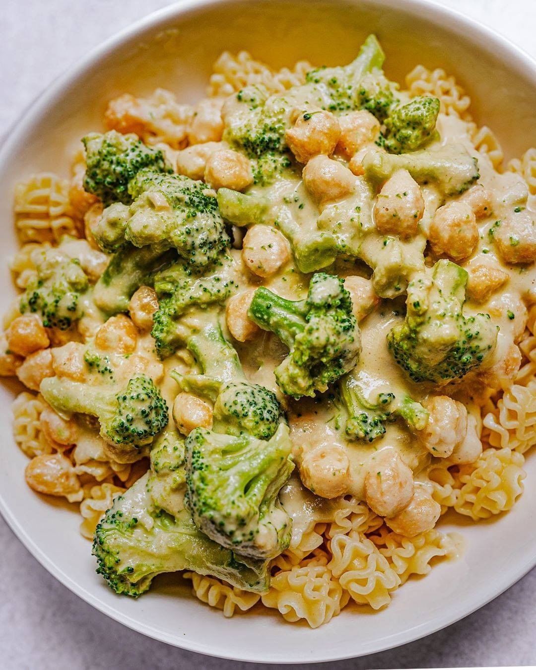 Broccoli + Chickpeas in White Sauce