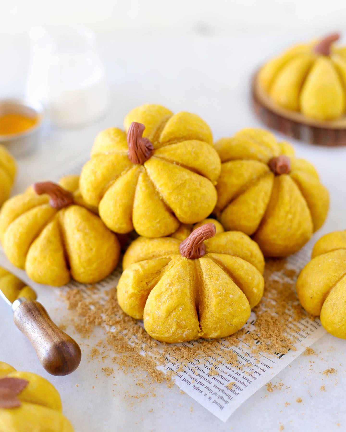 Vegan Pumpkin Bread Rolls for Healthy Halloween