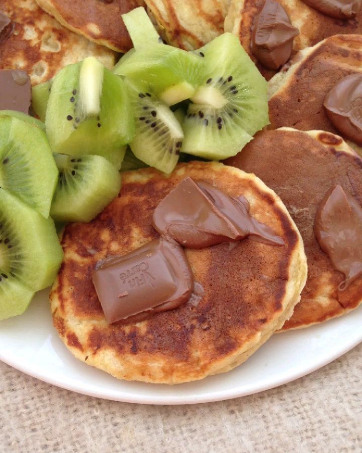 Banana Bread Pancakes with Chocolate & Kiwis