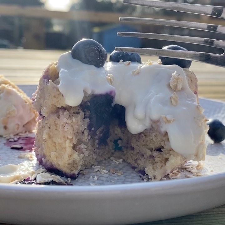 Quick and Easy Blueberry Muffin Baked Oats in a Mug