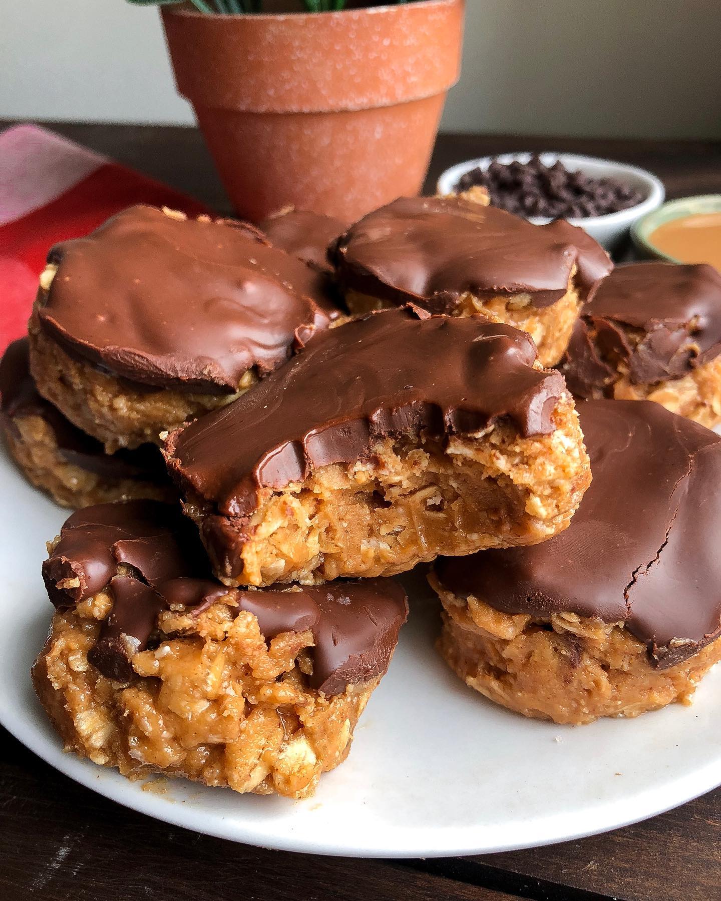 No-Bake Peanut Butter Chocolate Oat Cups
