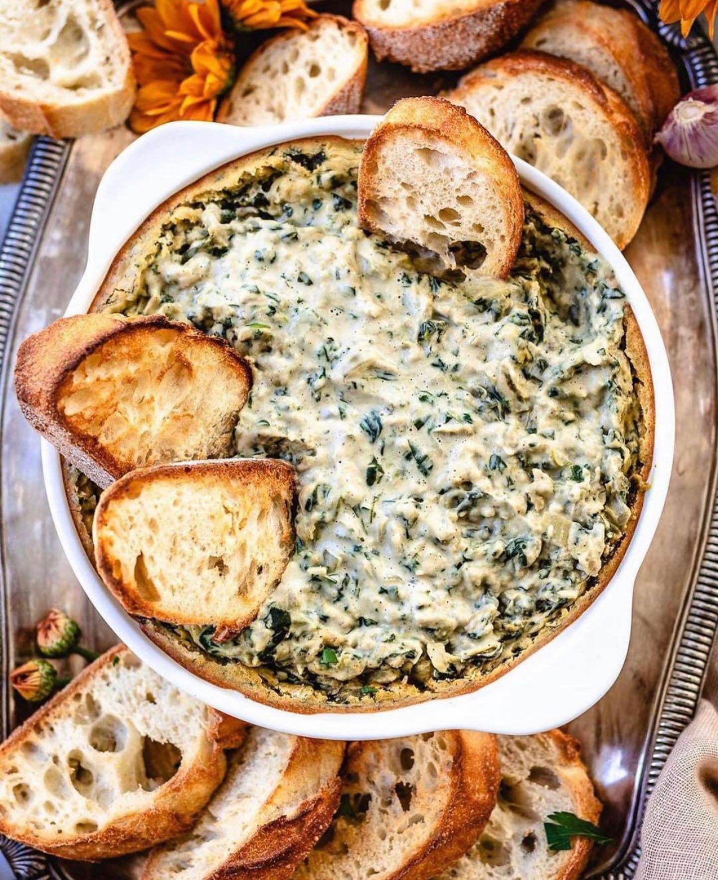 Creamy Vegan Spinach and Artichoke Dip with Fresh Baguette 🌱💛