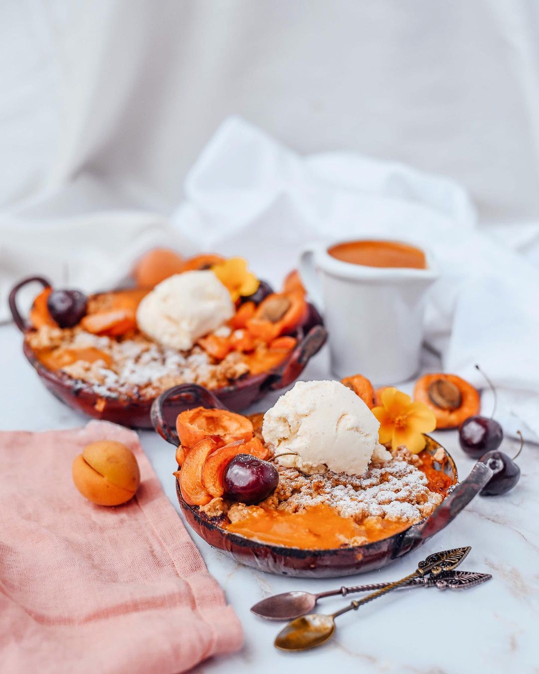 Delicious Apricot Crumble with Oats and Cinnamon