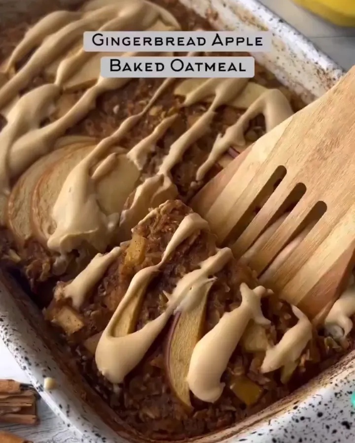 Gingerbread Apple Baked Oats