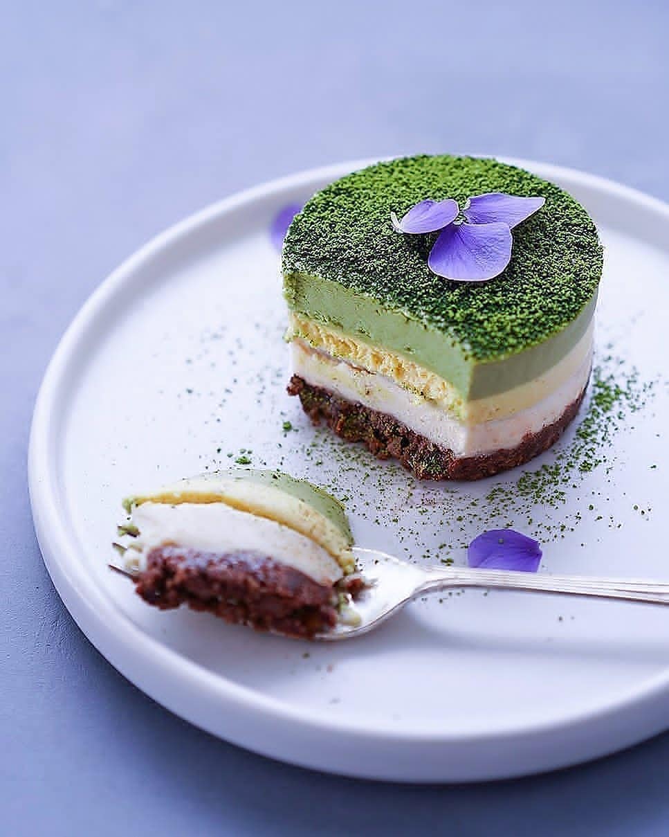 Vegan No-Bake Matcha Mango Cheesecake