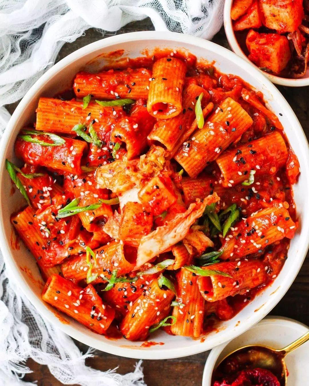 Tteokbokki-Inspired Kimchi Gochujang Pasta