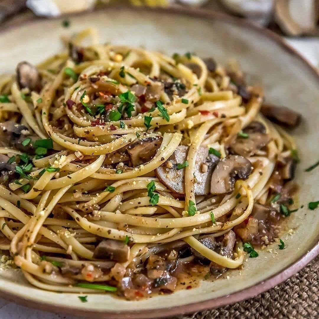 Vegan Linguini with Garlic Sauce and Bella Mushrooms