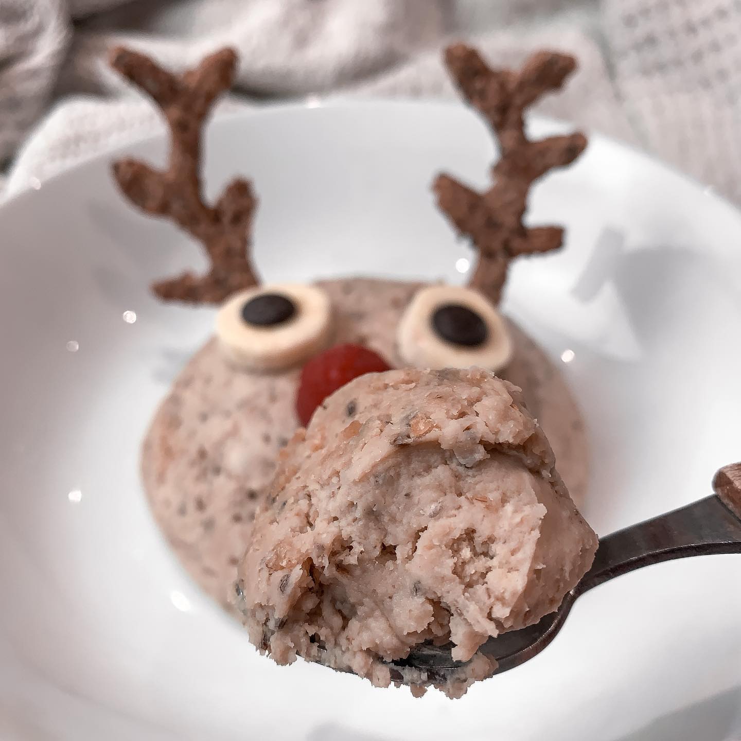 Reindeer Overnight Oat Cake with Homemade Gingerbread Antlers