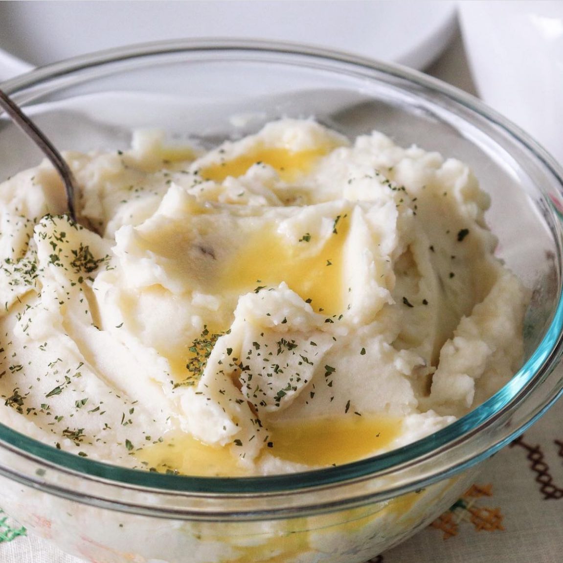 Fluffy Mashed Potatoes with Garlic