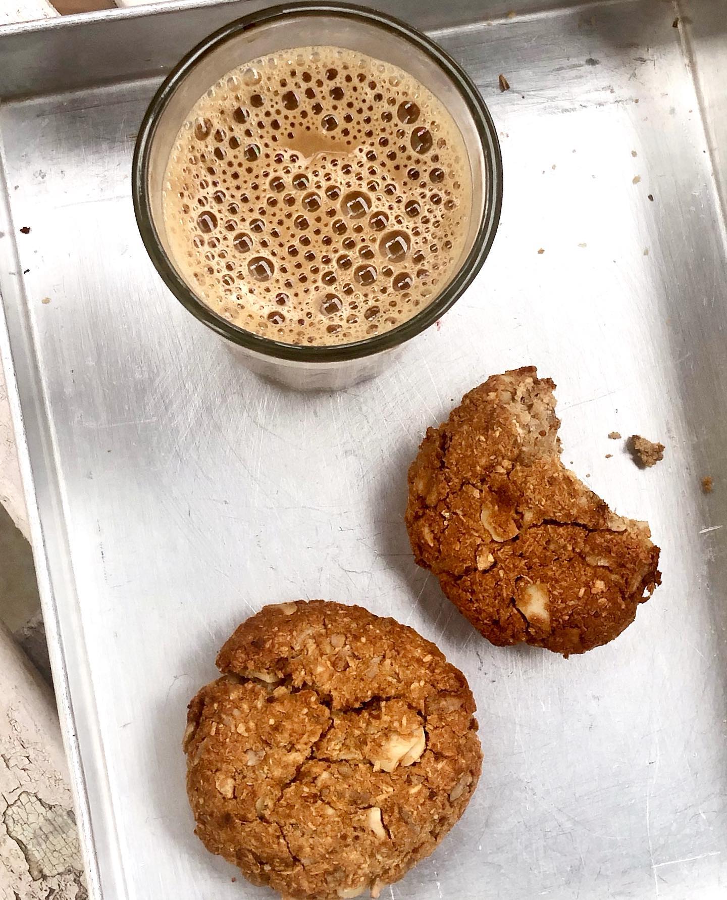 Crunchy Kempu Avalakki and Almond Cookies