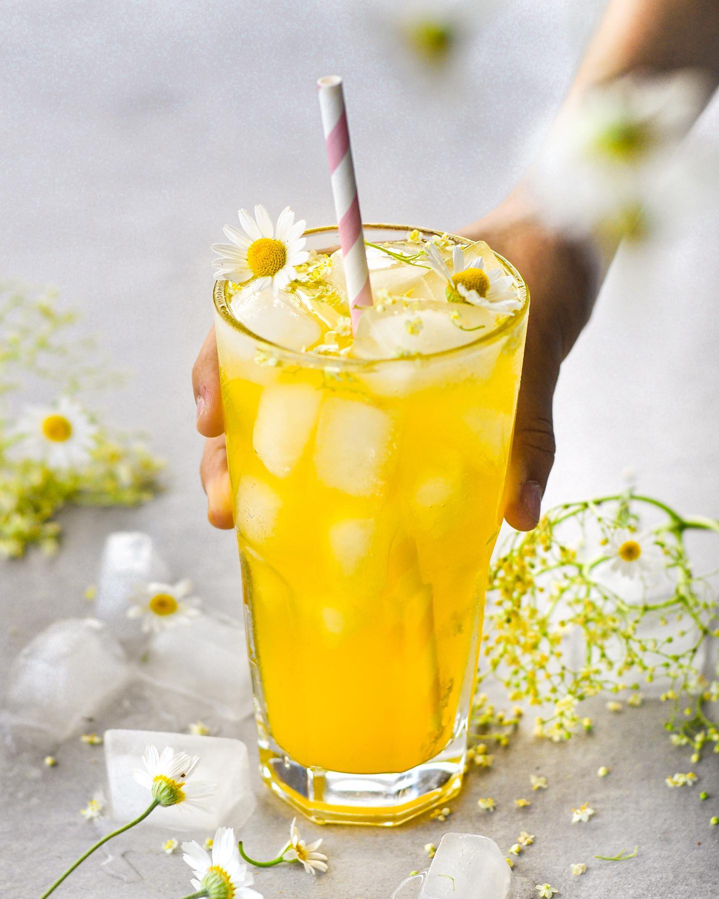 Homemade Elderflower Turmeric Lemonade Recipe 🌸