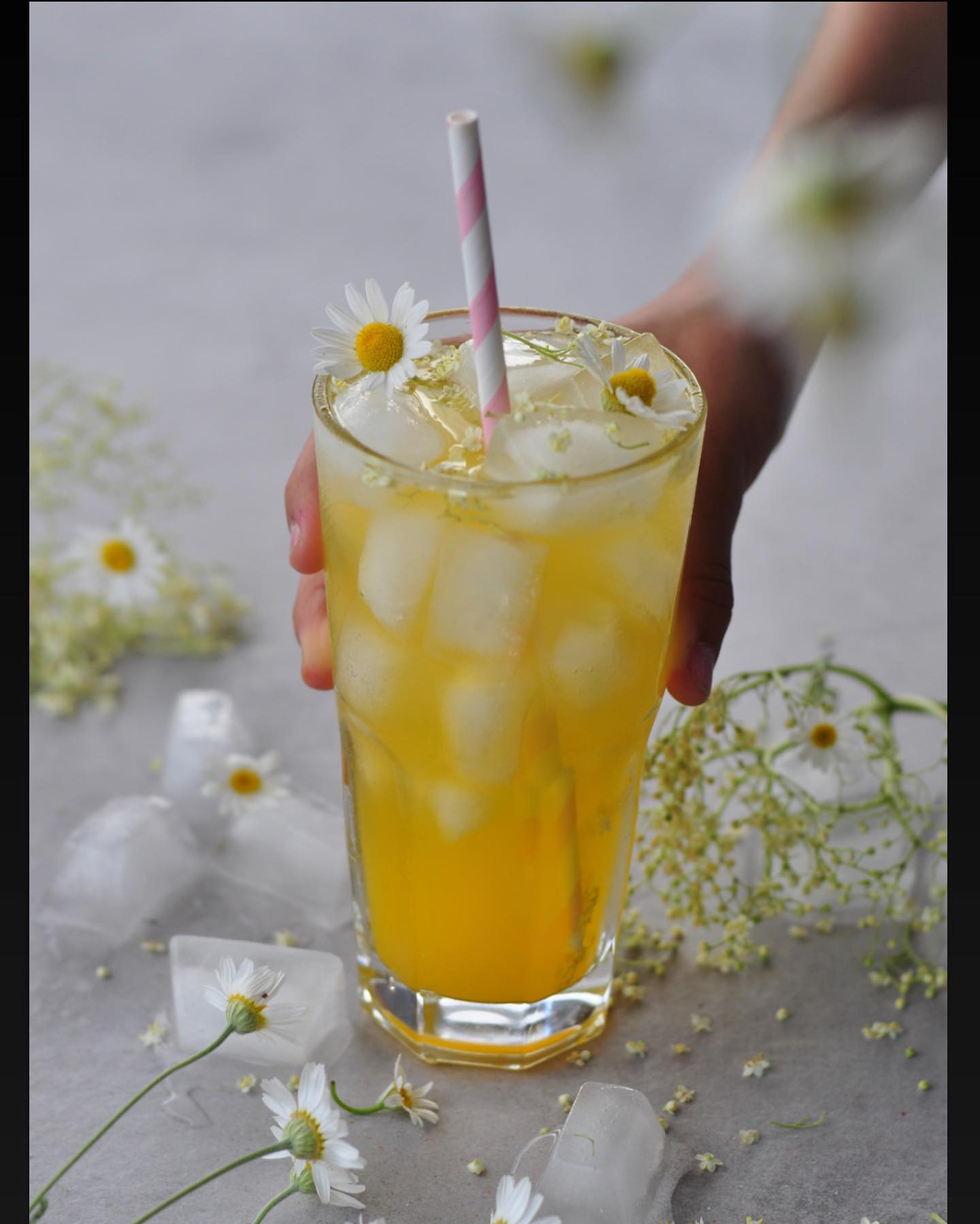 Homemade Elderflower Turmeric Lemonade Recipe 🌸