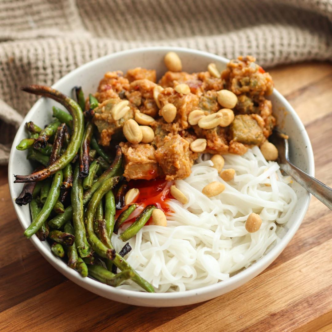 Coconut Sauce with Tempeh, Roasted Garlic Green Beans, Rice Noodles and Crunchy Peanuts