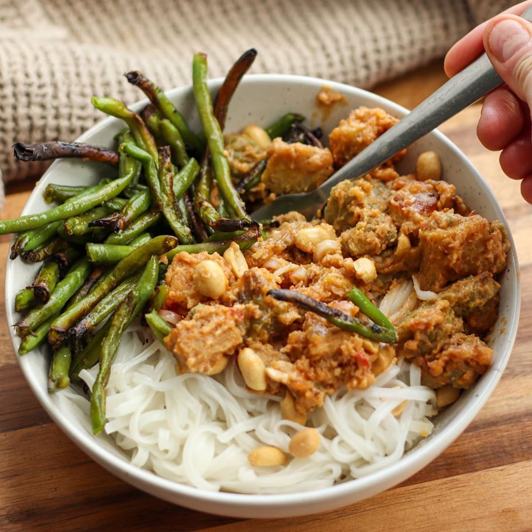 Coconut Sauce with Tempeh, Roasted Garlic Green Beans, Rice Noodles and Crunchy Peanuts