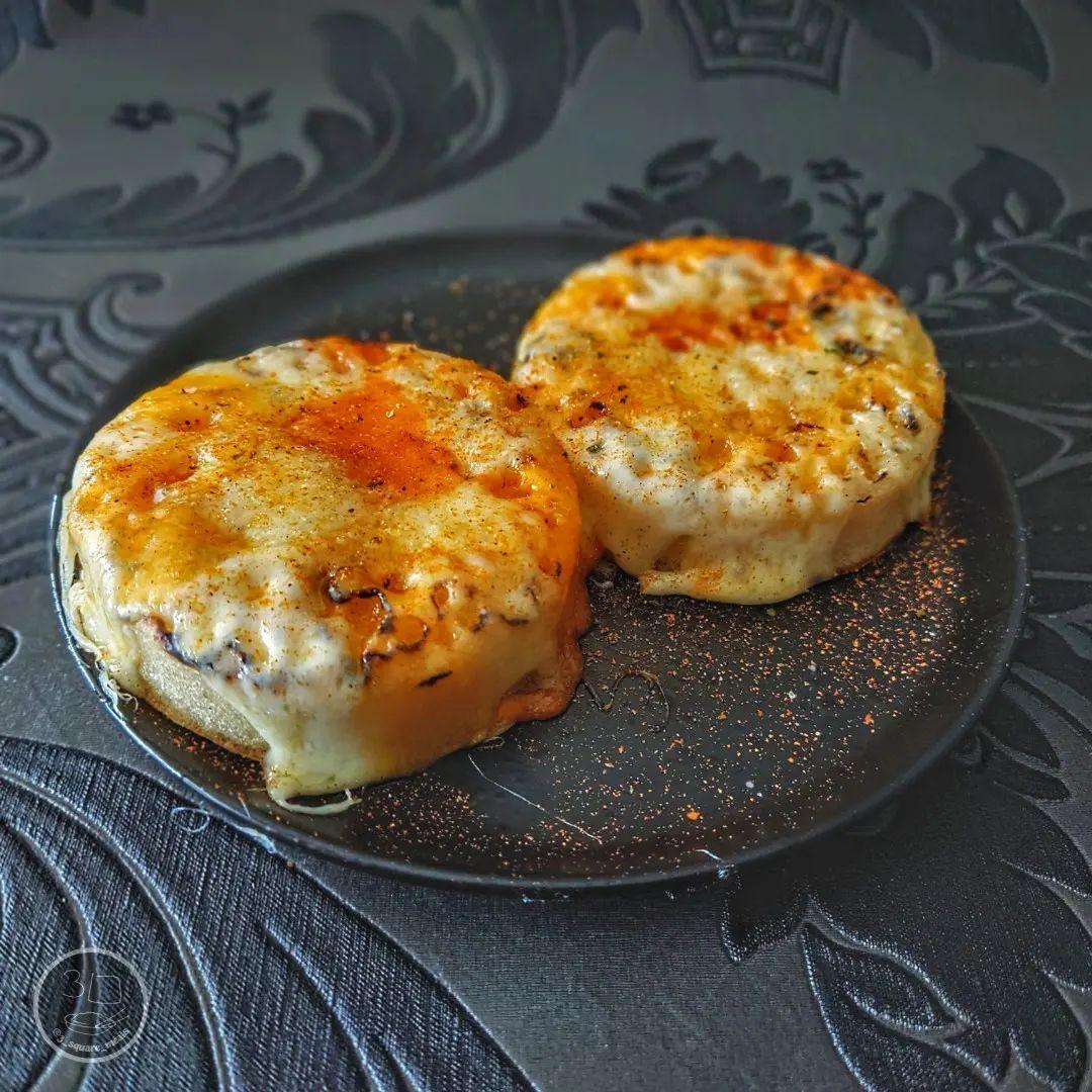 Toasted Cheesy Crumpets with Seasoning