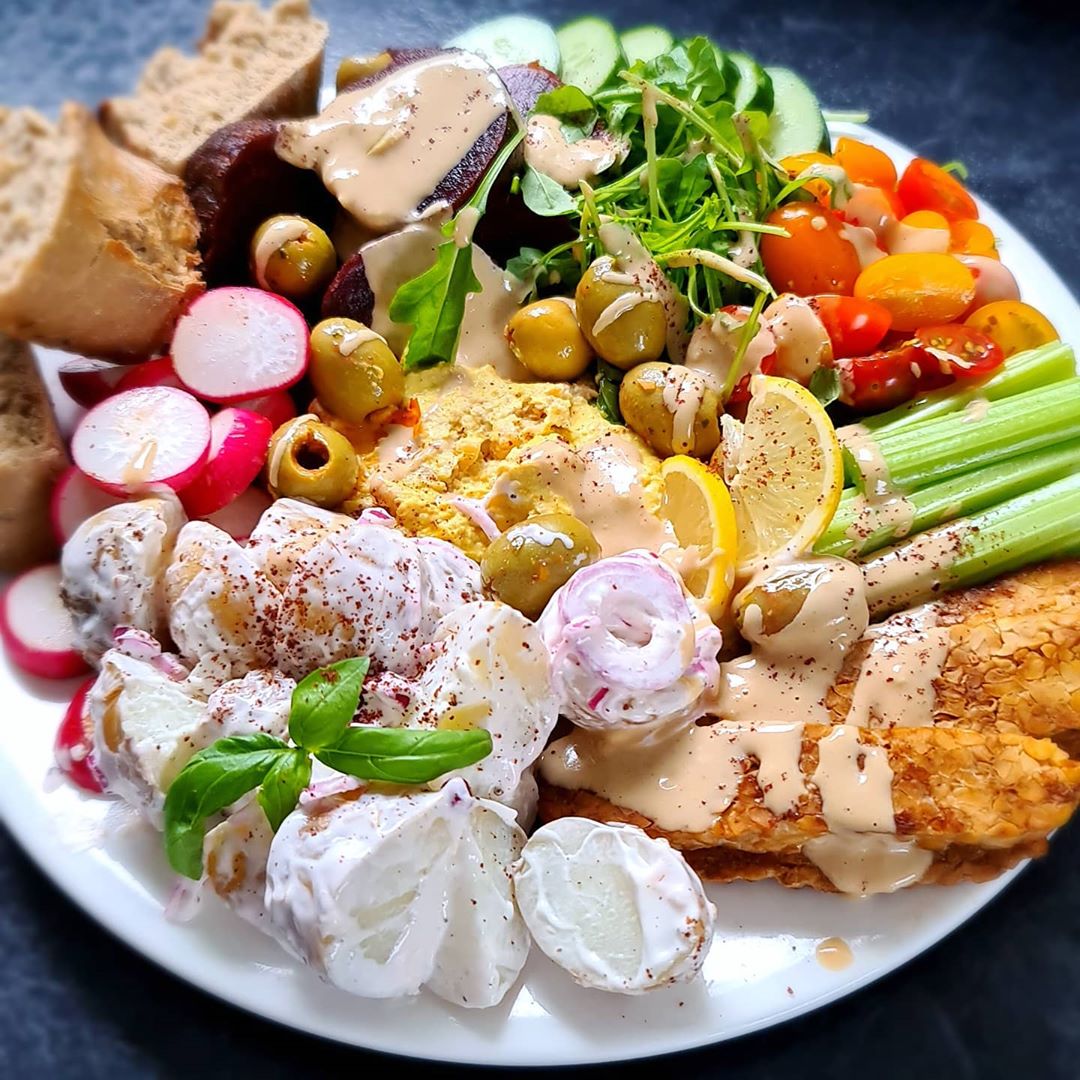 Tempeh & Turmeric Houmous Salad