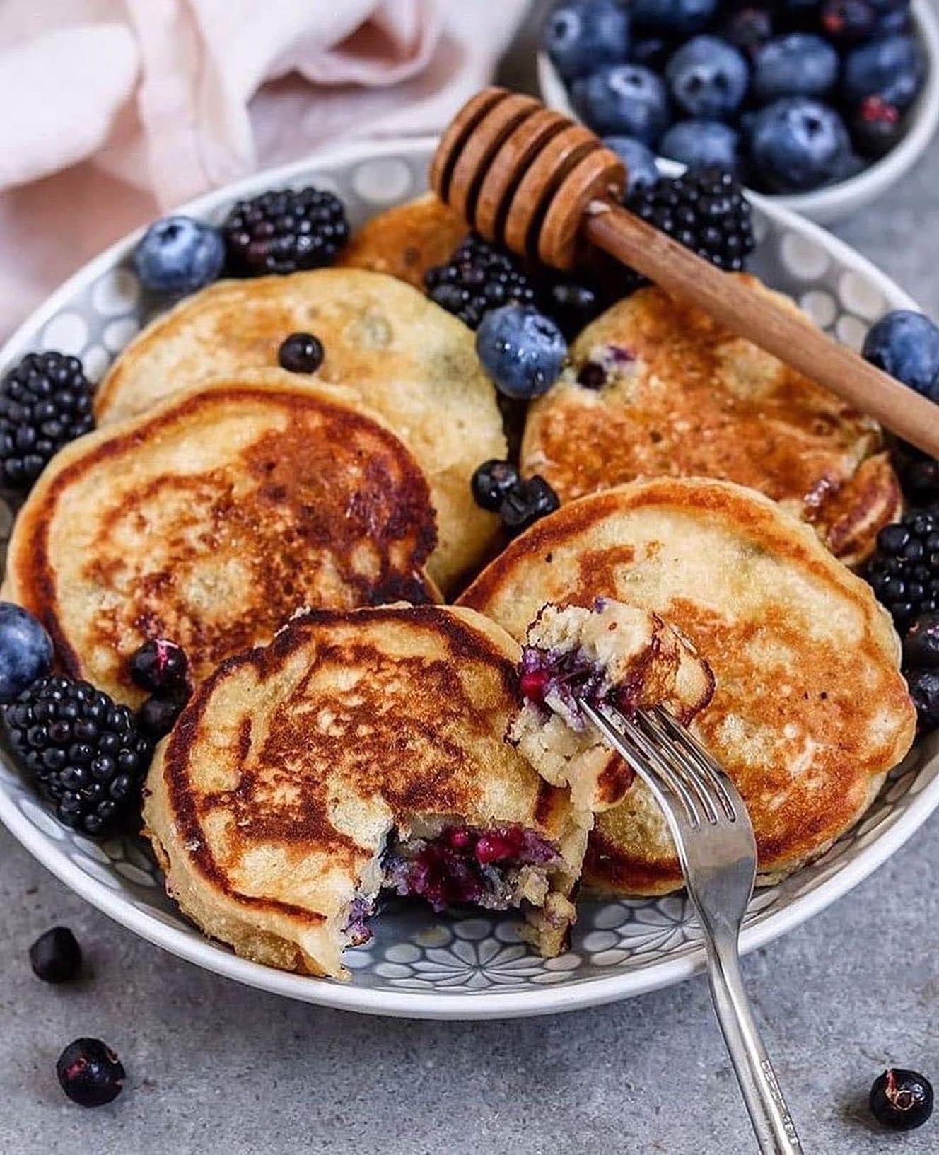 Fluffy Vanilla Blueberry Pancakes