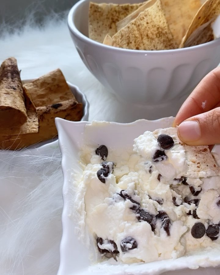 Cut Da Carb Cinnamon Baked Chips with Cannoli