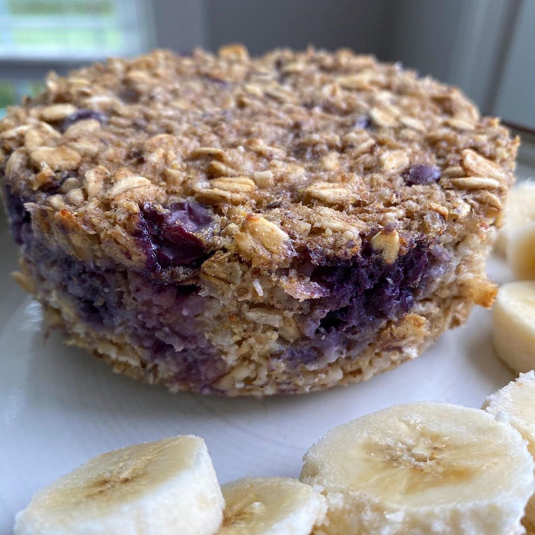Blueberry Oat Bake with Sliced Bananas