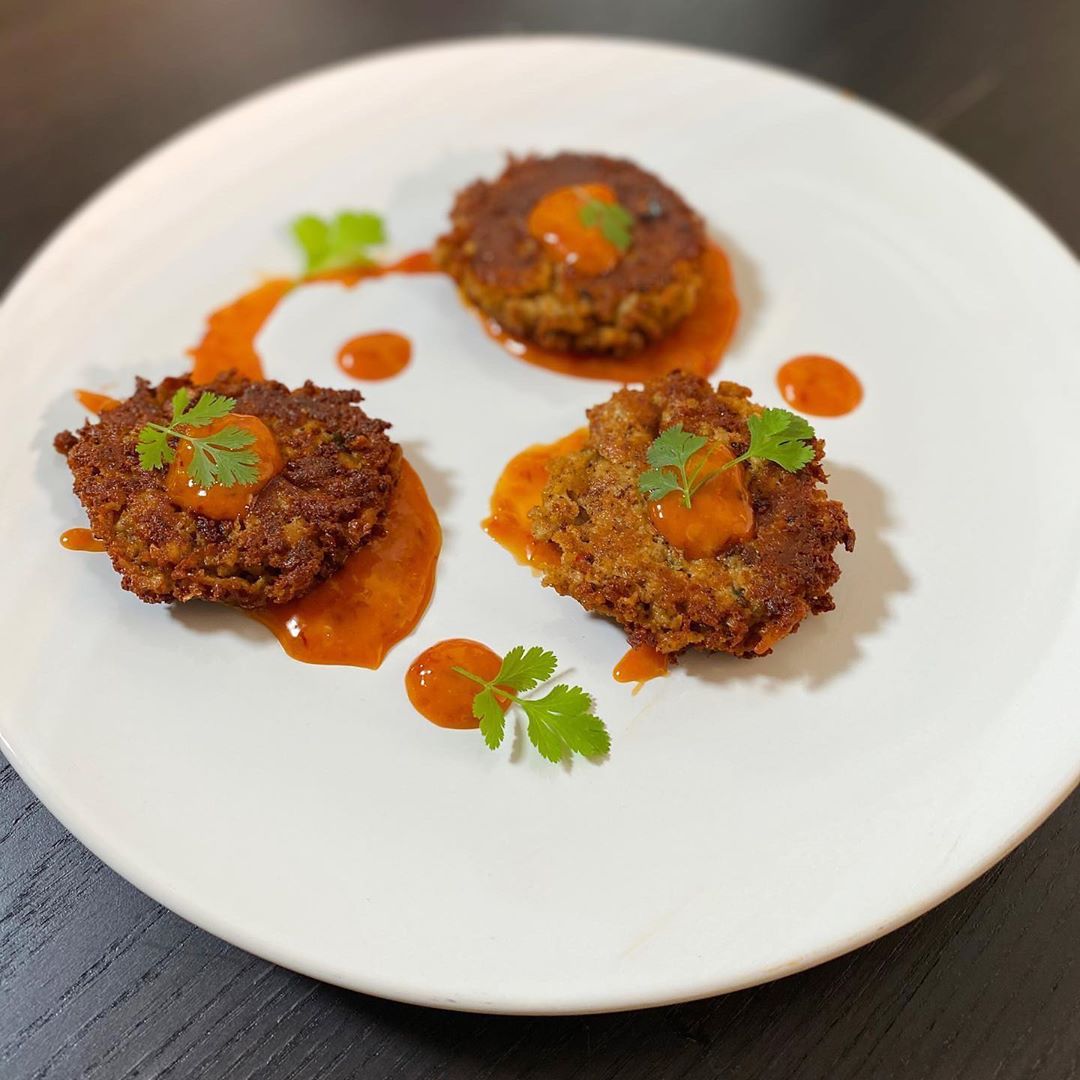 Egan Thai ‘Tuna’ Cakes with Sweet Chili Mayo Sauce!⁣⁣