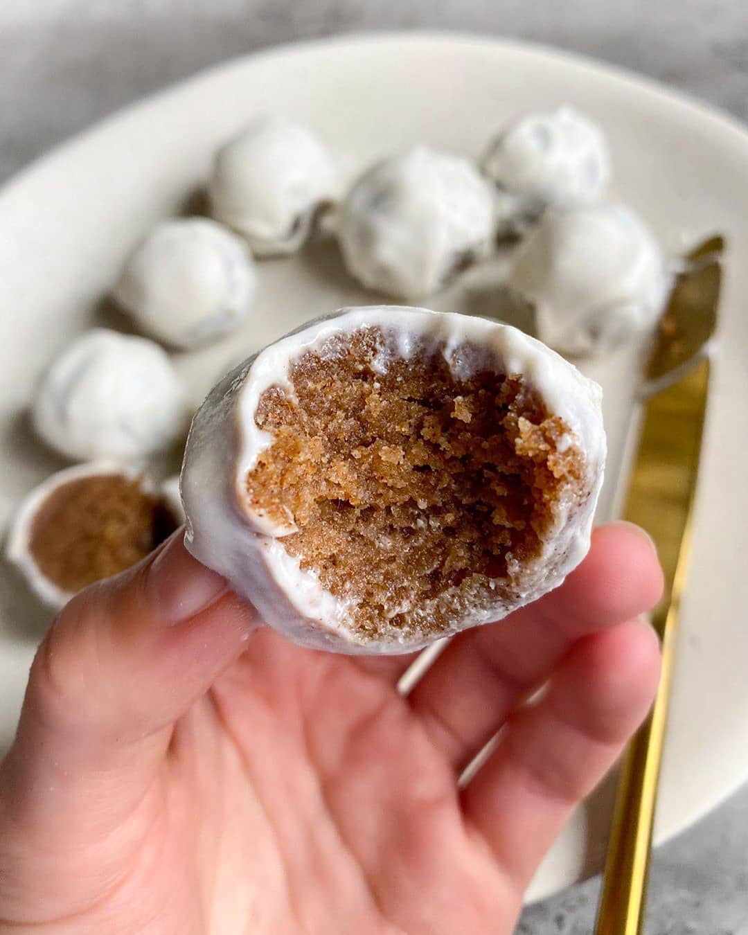 Vegan Cinnamon Roll Truffles