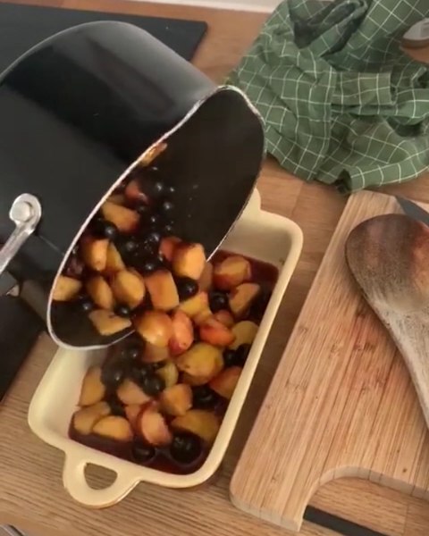 Vegan Peach Blueberry Crumble