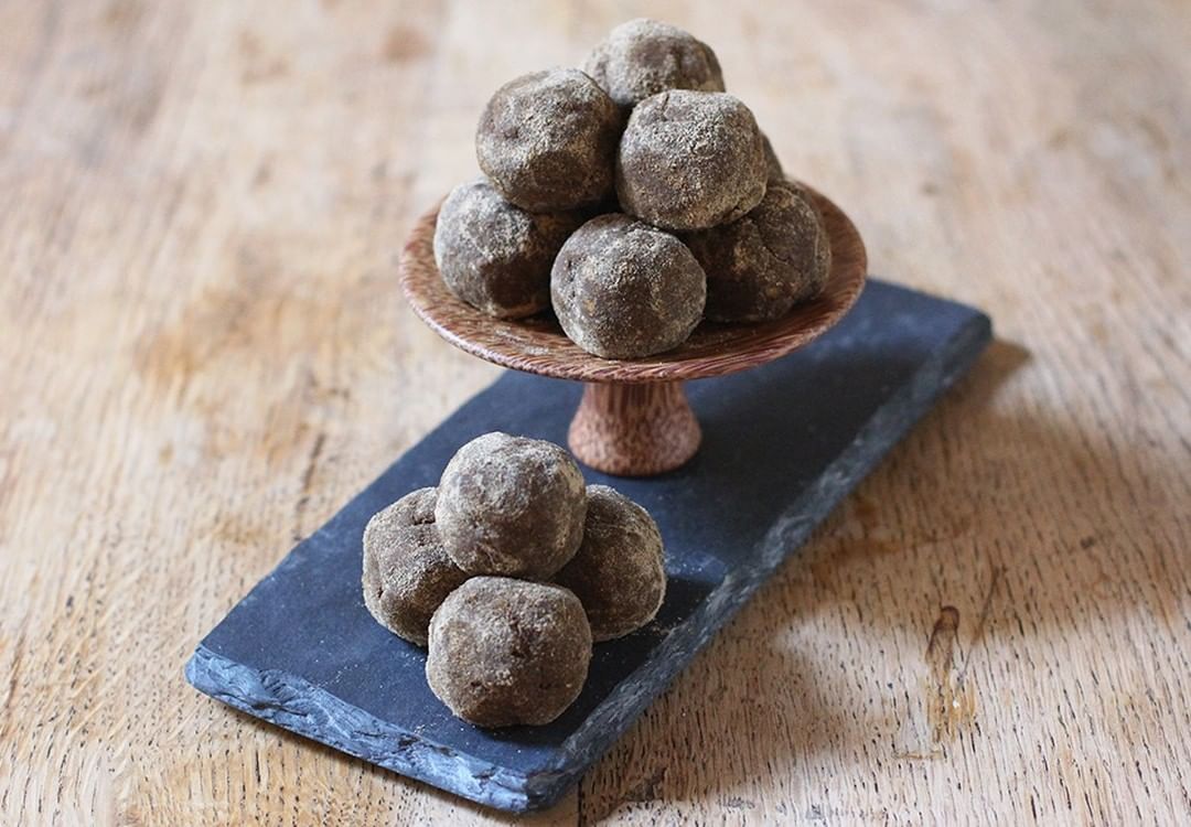 Raw Gingerbread Pili Nut Bites