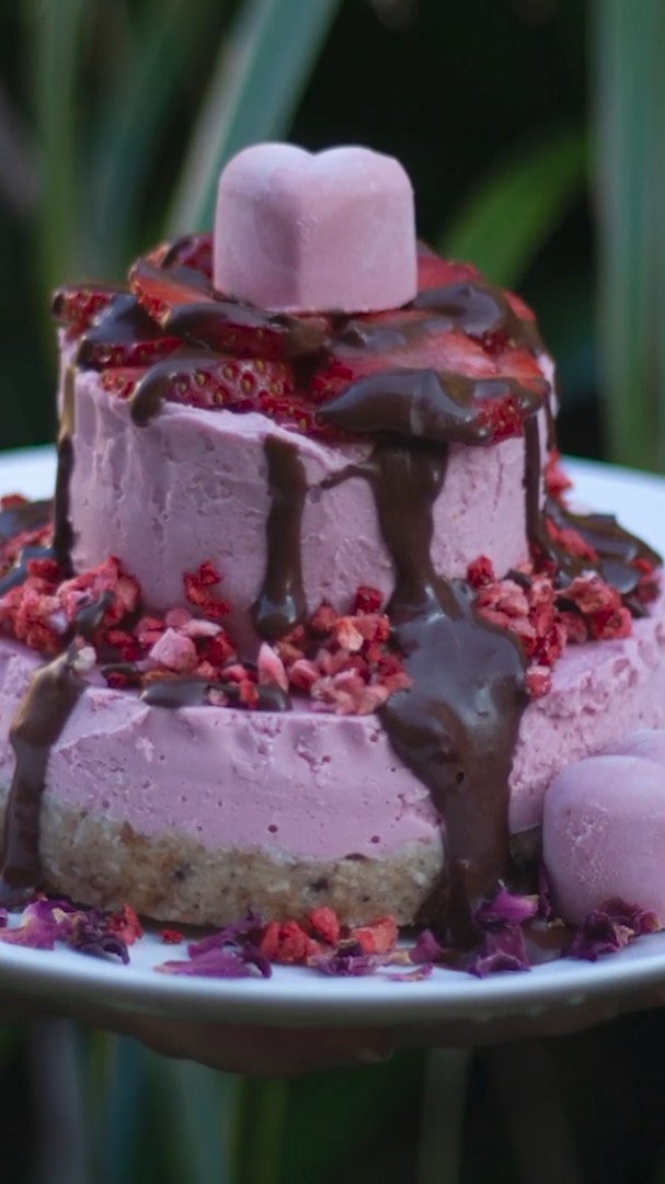 Valentine's Day Special: Strawberry Raw Cake Recipe