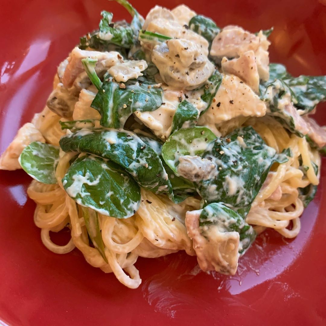 Mascarpone Pasta with Garlic, Mushrooms, Chicken, Bacon & Spinach