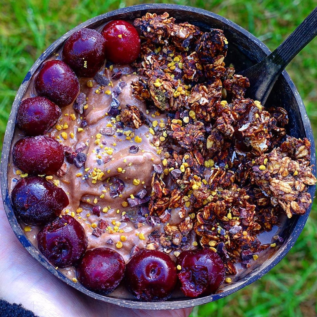 Dark Chocolate Cherry Smoothie Bowl + Homemade (Oil + Refined Sugar Free) Chocolate Date Granola