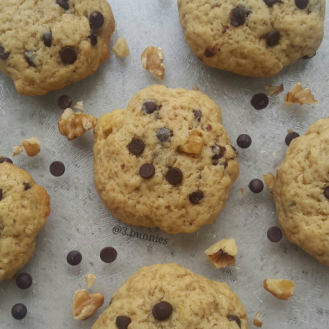 Banna-Walnut Chocolate Chip Cookies