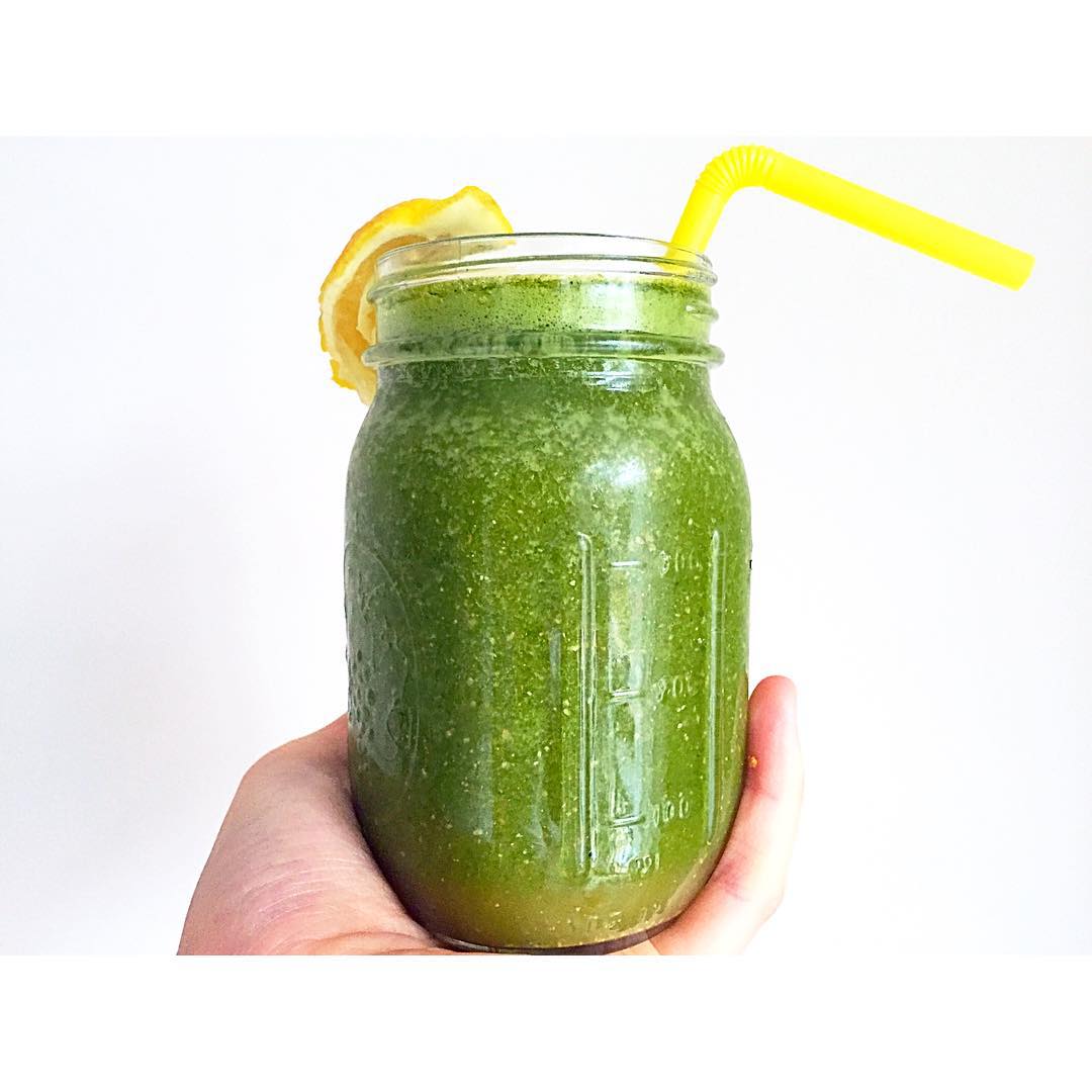 Green Smoothie with Kale and Pineapple
