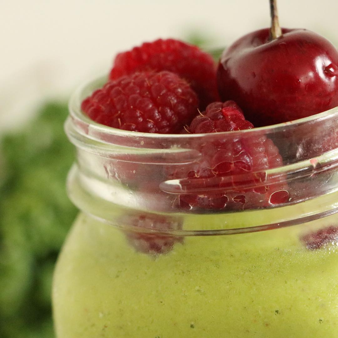 Merry Christmas Smoothie with Kale and Mango