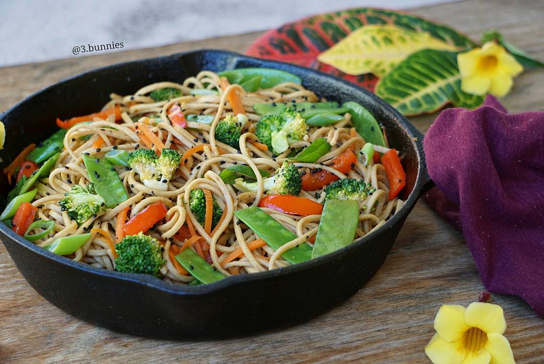 Delicious Vegan Lo Mein with Vegetables