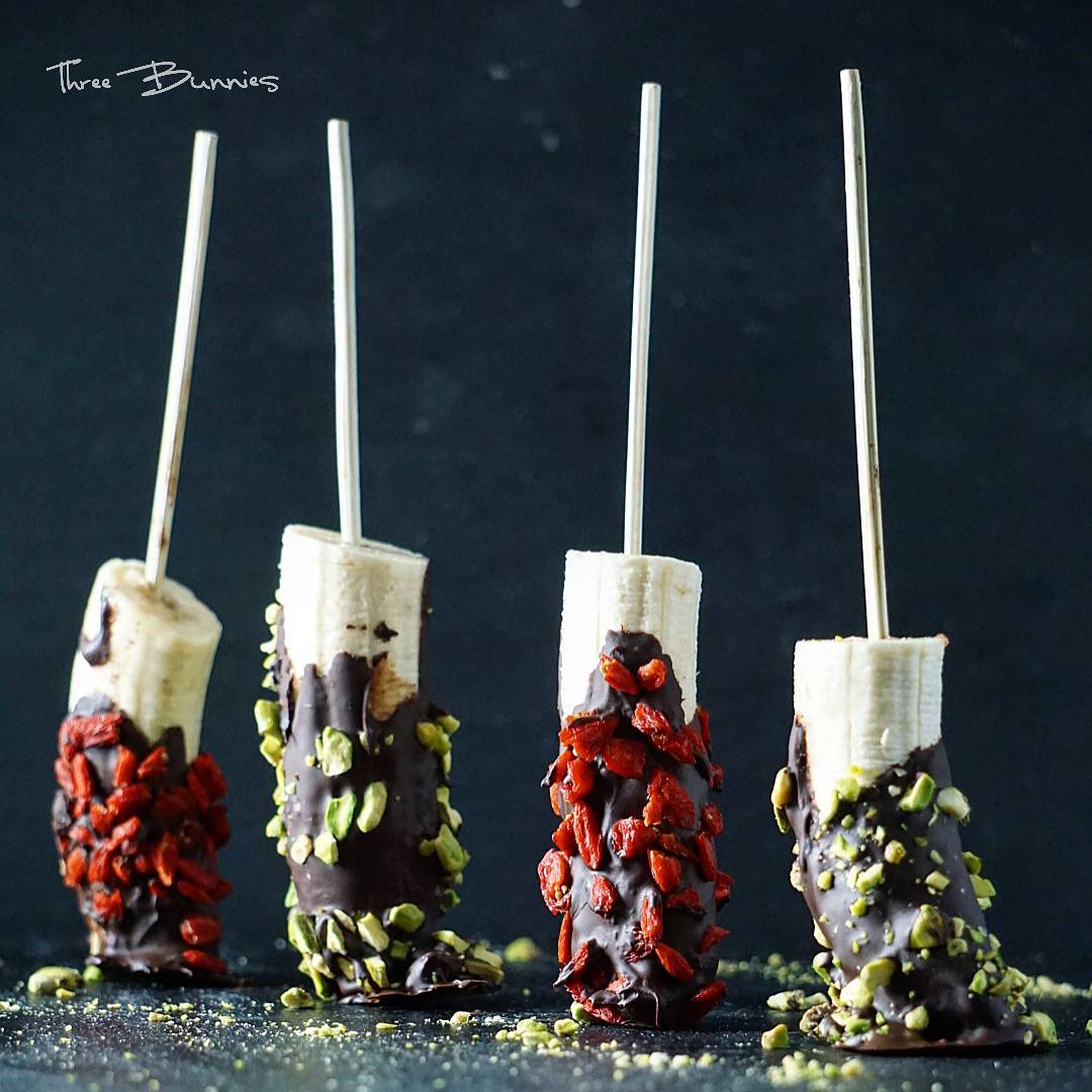 Delicious Banana Pops with Pistachio and Goji Berries