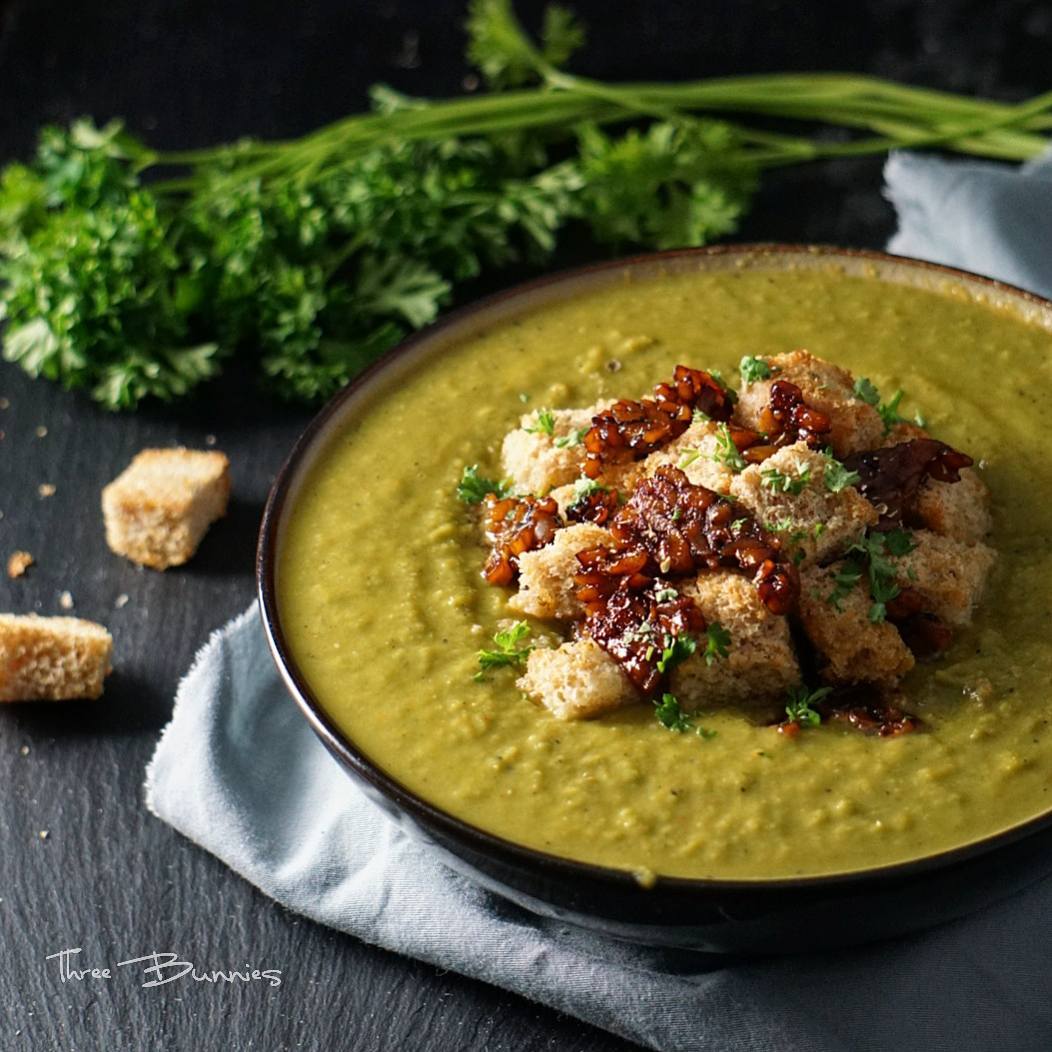 Hearty Pea Soup with Garlic and Herbs
