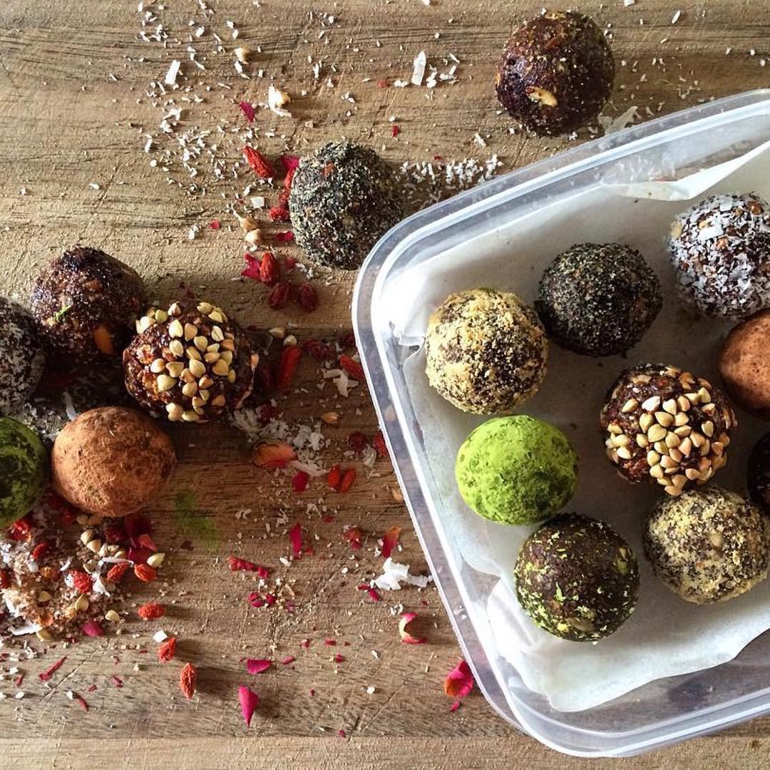 Yummy Oat and Date Energy Balls