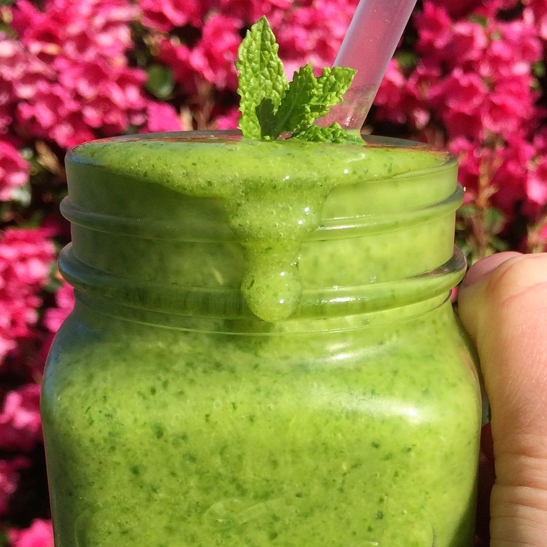 Refreshing Mango Kale Smoothie