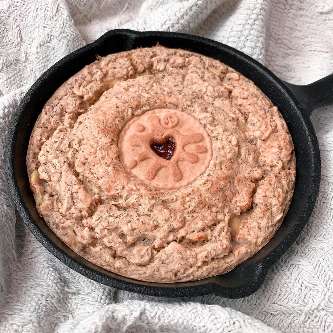 Jammie Dodger Baked Oats Served with Custard