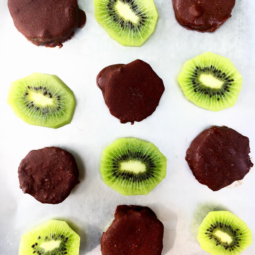 Frozen Dark Chocolate Covered Kiwi Bites
