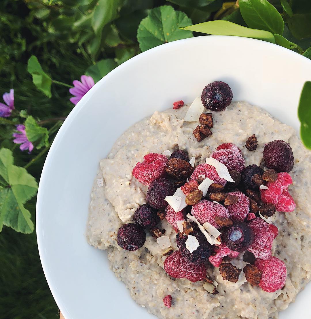 Blended Oatmeal with Banana, Chia, and Cinnamon