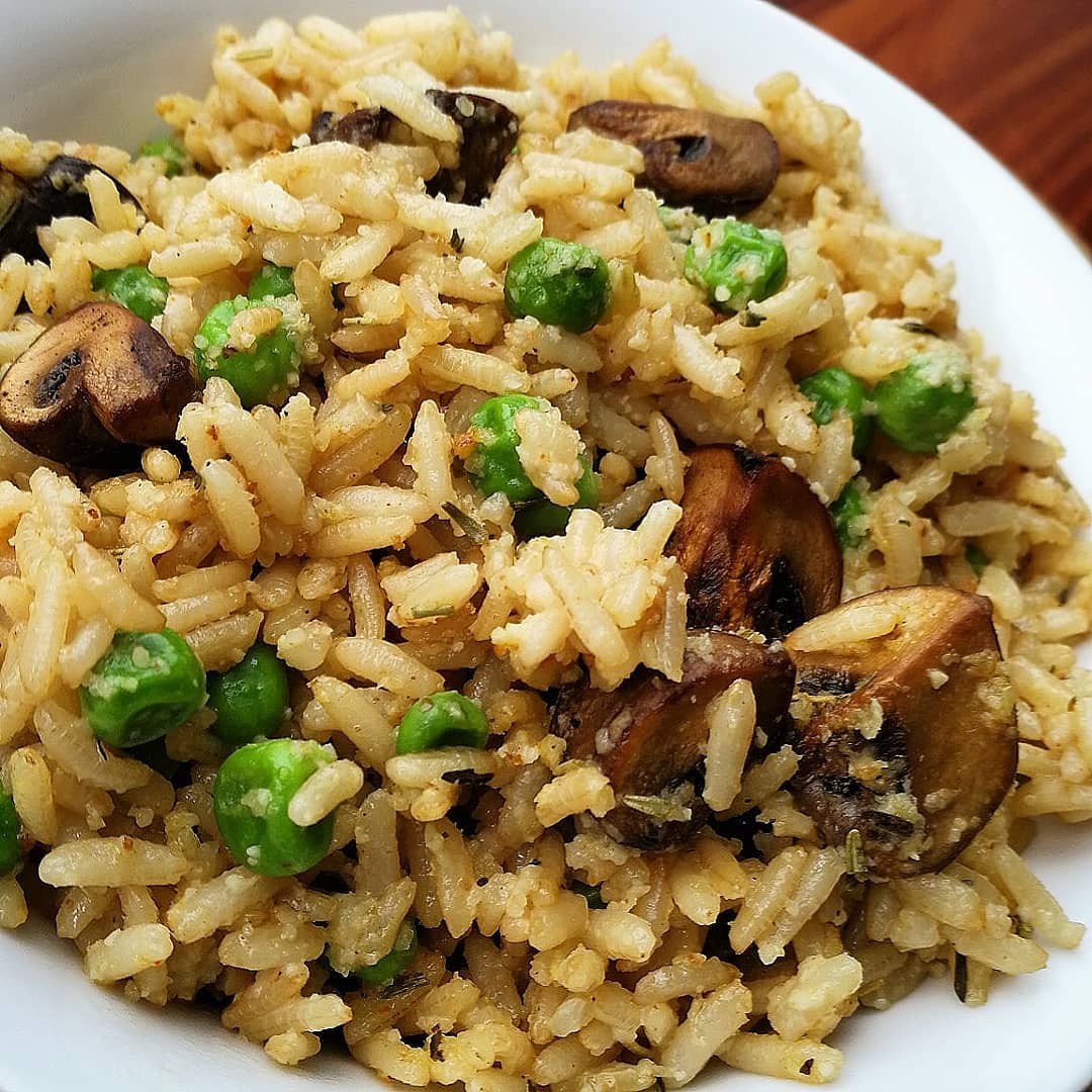 "Cheesy" Rice with Mushrooms and Peas