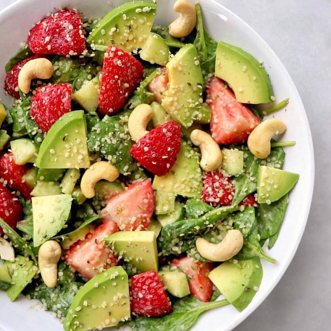 Spinach & Strawberry Salad with Spicy Cashew Dressing