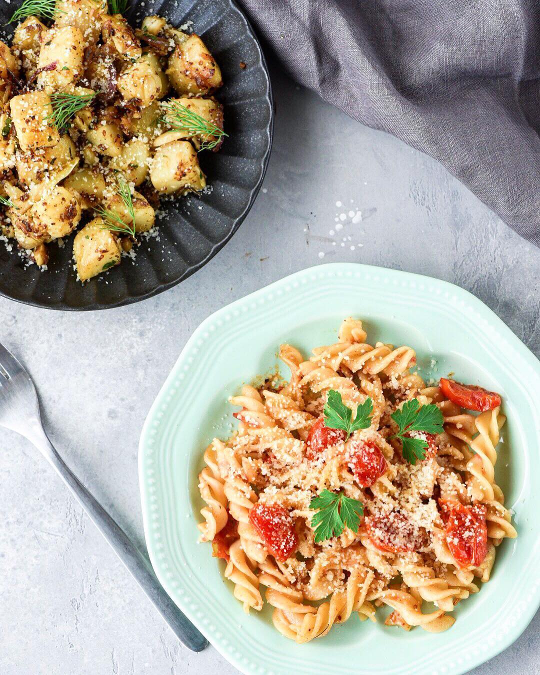 Garlicky Tomato Pasta