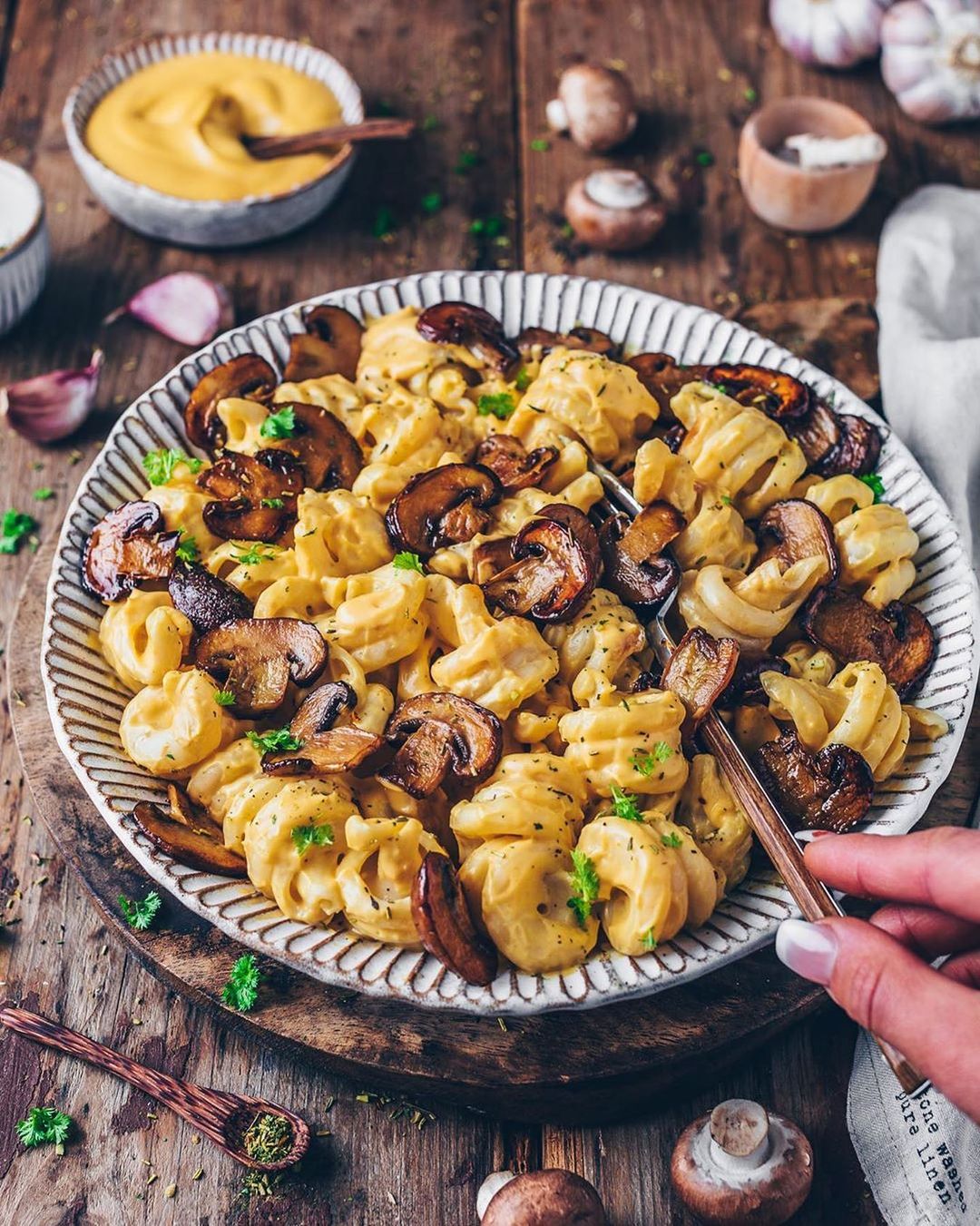 Creamy Vegan Mac and Cheese with Garlic Mushrooms