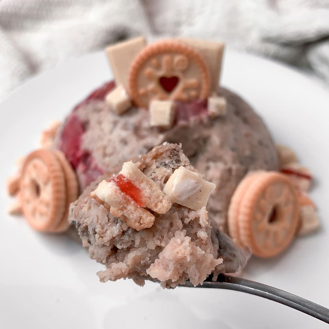 Jammie Dodger Overnight Oat Cake